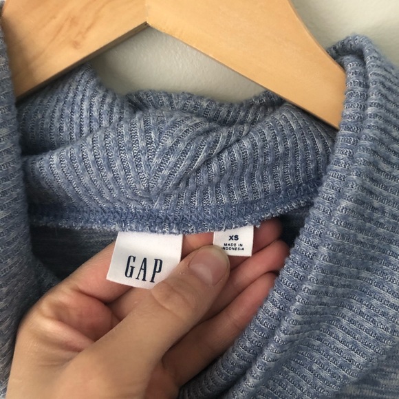 Gap Turtle Neck - Picture 2 of 3